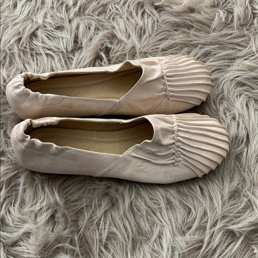 Chocolat Blu Vic Seamed Pleated Ruched Metallic Leather Loafer Flats in Graphite